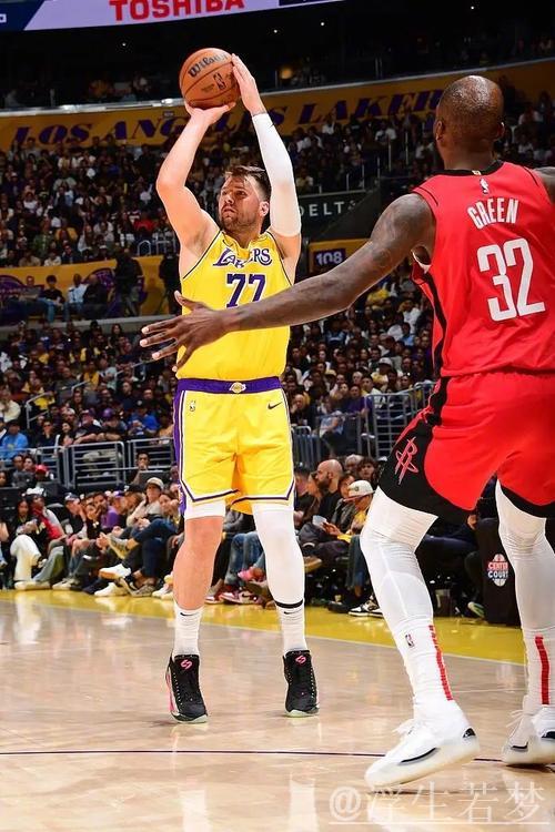 4月1日常规赛：火箭迎战湖人 东契奇精彩表现